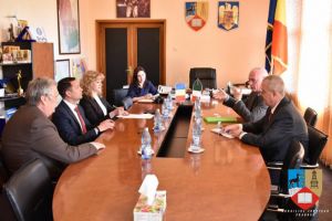 Bogdan Toader l-a primit la CJ pe ambasadorul Irlandei la Bucureşti, Derek Feely. Discutii despre investitii irlandeze in Prahova