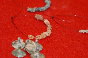 Exponatul lunii aprilie. Piese din tezaurul de la Cioclovina, expuse la Muzeul din Deva