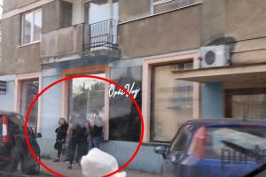 FOTO. Femeie tâlhărită de un membru al clanului Artis. Susţinătorii vinovatului s-au adunat în faţa poliţiei