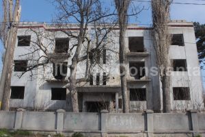 Ruine si gunoaie pe strada Muntii Tatra:  Fostul sediu al Spitalului Universitar CF Constanta, uitat de autoritati? Ce spun reprezentantii DSP Constanta (galerie foto)