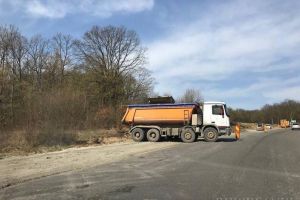 Modernizare de sezon: Pe DN 76 se reface asfaltul, după doar câteva luni! (FOTO)