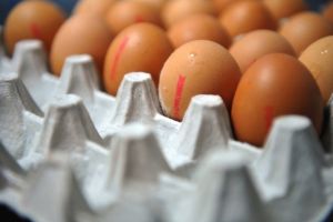 VIDEO. Ouă expirate şi vopsite într-un lanţ de supermarketuri prezent şi la Satu Mare