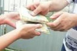 Adolescent de 17 ani, reţinut de poliţiştii clujeni după ce a înşelat două persoane prin metoda ”Accidentul”. Le-a dat o ţeapă de 25.000 lei