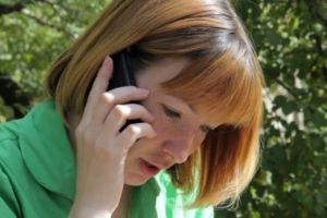 Greşeala pe care o facem cu toţii. De ce nu trebuie să foloseşti telefonul mobil când este la încărcat