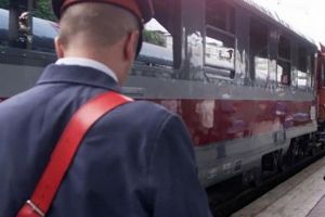 Doi „naşi”, atacaţi şi bătuţi de un grup de romi în trenul Suceava-Ilva Mică