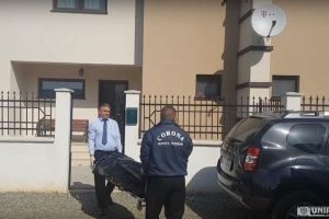 FOTO/ VIDEO: Echipaje ale poliţiei şi colegi ai vicepreşedintelui CJ Alba Alin Cucui, la casa în care acesta a fost găsit SPÂNZURAT