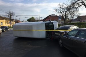 Sofer beat, ranit dupa ce s-a rasturnat cu microbuzul si a lovit doua masini parcate