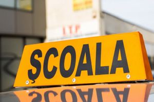 Instructor auto trimis în judecată pentru trafic de influenţă