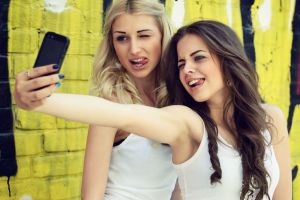 Recomandările poliţiştilor pentru persoanele care petrec timp în mediul on-line