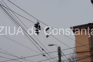 Un nou model de mobilier stradal“ pe strada Atelierelor din Constanta. Ce se poate observa pe cablurile de pe stalpi (galerie foto-video)