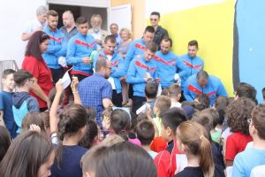 FOTO – Isterie la Școala Nicolae Iorga. Copiii au jucat fotbal cu jucătorii de la FC Hermannstadt