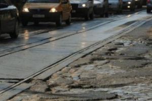 Comandament special pentru repararea gropilor din Bucureşti. Contre între Firea şi consilierii PNL pe marginea firmelor care trebuie să răspundă de lucrări