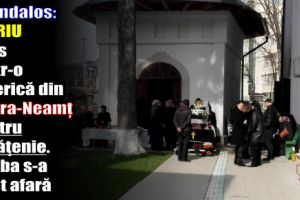 Scandalos: sicriu scos dintr-o biserică din Piatra-Neamţ pentru curăţenie. Slujba s-a ţinut afară