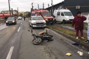 Un mopedist de 74 de ani s-a autoaccidentat grav