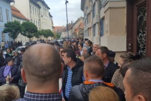 VIDEO – Anchetă deschisă după ce mai mulţi jurnalişti au fost agresaţi de susţinătorii lui Pomohaci