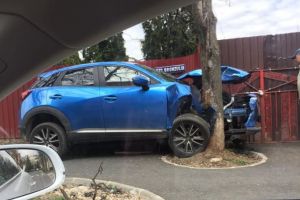 O şoferiţă a intrat cu maşina într-un copac, în cartierul Tractorul