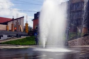 Jocuri de apă: Un capac de hidrant defect a umplut cu apă Bulevardul Cantemir