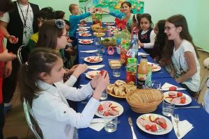 FOTO: Masă festivă pentru copiii de la Centrul Educaţional de Zi ,,Sfântul Nicolae” din Alba Iulia