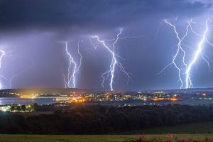 ALERTĂ – Vreme instabilă în toată ţara. Trei zile cu ploi torenţiale şi grindină