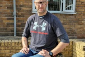 Un britanic a reuşit să pună pe fugă doi hoţi deşi se afla în scaun cu rotile