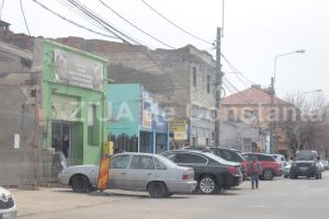 Imagini de la fata locului. Vulcanizarile din Constanta si-au mutat activitatea in strada. Pietonii, in pericol (galerie foto) 