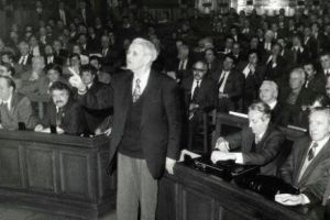 Povestea unei fotografii. Corneliu Coposu nu este lăsat să ajungă la microfonul Parlamentul