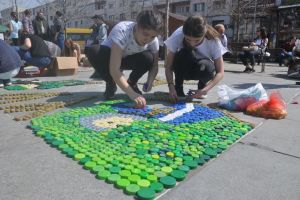 Centenarul Unirii şi Luna Pădurii marcate în desene din capace de PET-uri