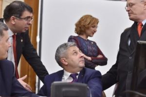 La presiunea opiniei publice. Comisia juridică revine: Fără închisoare acasă sau în weekend pentru corupţi