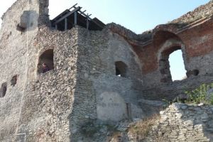 Cetatea Devei, aproape ca a nimănui, la început de sezon. A doua zi de Paşte, Cetatea Devei, turişti mulţi, organizare proastă