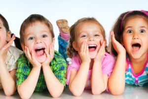 România are tot mai puţini copii. Cum va afecta acest lucru economia