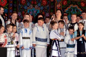 FOTO, VIDEO: Cîntec, joc şi tinereţe, în zi de sărbătoare la Chiheru de Jos