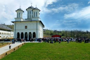 Mănăstirea Salva îşi serbează hramul de Izvorul Tămăduirii, în prezenţa IPS Andrei