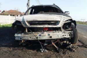 FOTO. RĂZBUNARE? Maşină incendiată la Satu Mare. Un bărbat, suspectat