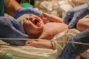  Bebeluş născut la 4 ani după ce părinţii au murit. Caz fără precedent