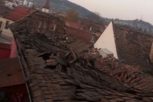 VIDEO FOTO Acoperiş prăbuşit la o casă din centrul Mediaşului