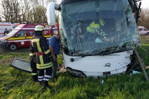 VIDEO FOTO Accident cu cinsprezece răniţi şi un mort. S-a activat planul roşu