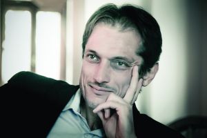 Încet cu consilierul pe scări