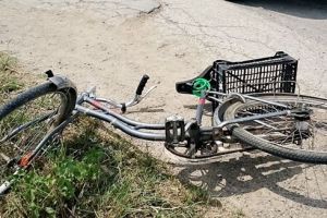 Biciclist la spital, dupa ce a ocolit o groapa si a fost lovit de masina, la Timisoara