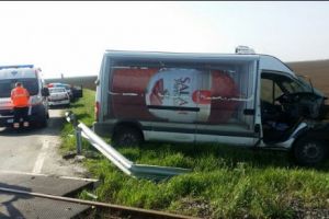 Accident. Un tren regio a lovit o autoutilitară plină cu salam I FOTO