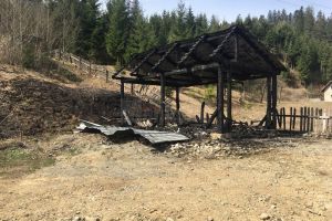 Incendiu pus de o mână criminală la garajul unui poliţist de frontieră