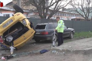 O femeie a murit şi alte trei persoane au ajuns la spital, după ce un tir a lovit un taxi la ...