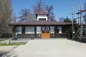 O biserică din Prahova s-a dotat cu tonomat pentru lumânări sau tămâie: „Oamenii nu pleacă de la serviciu ca să vină la cimitir”