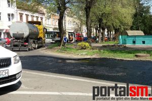 FOTO. Blocaje în centru. Primăria asfaltează Piaţa Libertăţii