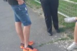 Opt tineri care au consumat seminte si au aruncat cojile pe banci si pe alei au fost amendati de politistii locali