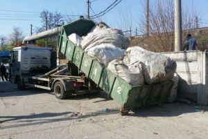 Tiganii din Ploiesti raman fata PET-urile adunate in carute. Peste 500 de kg de sticle, confiscate de politisti