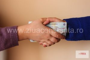 Afaceri penale cu concesionarea unor locuri de veci, Functionar public prins in timp ce primea spaga