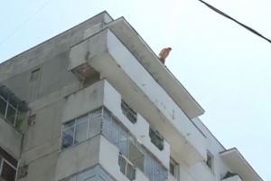 Tentativă de suicid în Satu Mare. Un bărbat a ameninţat că se aruncă de pe bloc