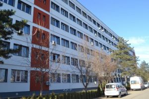 Protest la Spitalul Judetean Tulcea. Zeci de angajati au participat la actiunea de protest