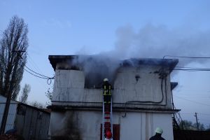 FOTO. Atelier de tâmplărie din Satu Mare, cuprins de flăcări. Intervenţie grea a pompierilor