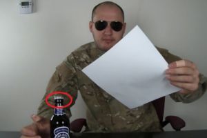 VIDEO. Cum să desfaci o sticlă de bere cu o coală de hârtie